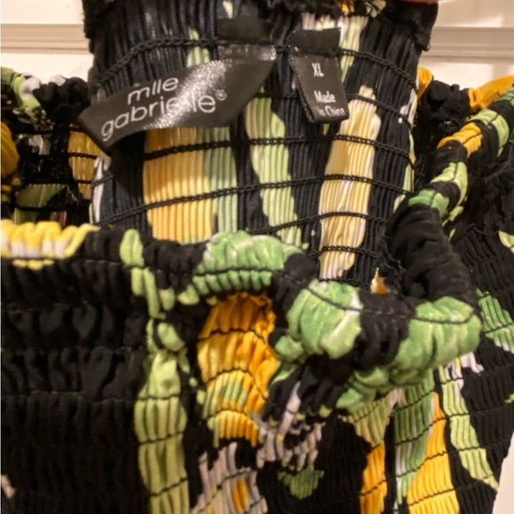 💁♀️🙋♀️Mlle Gabrielle Black and Yellow Floral Jumpsuit - Picture 4 of 5